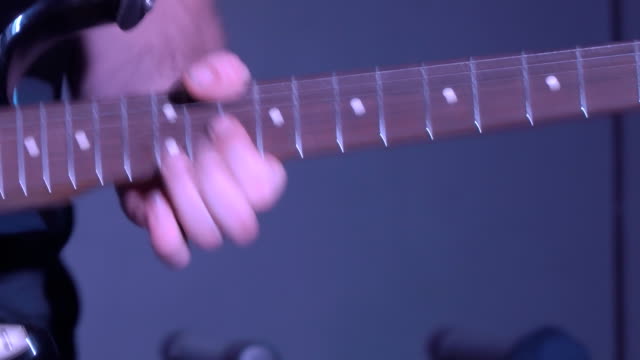 Hombre-tocando-la-guitarra-eléctrica