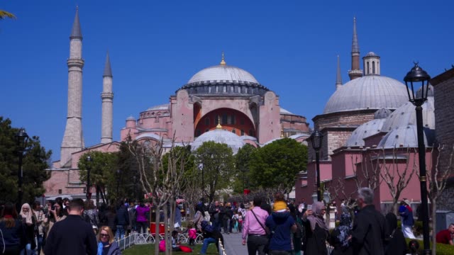 Tourists-visiting-the-Hagia-Sophia-in-Istanbul,-Turkey