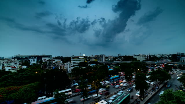 Tráfico-de-la-ciudad-de-noche-moviendo-Timelapse---Junta-seda-cruce-Bangalore-India