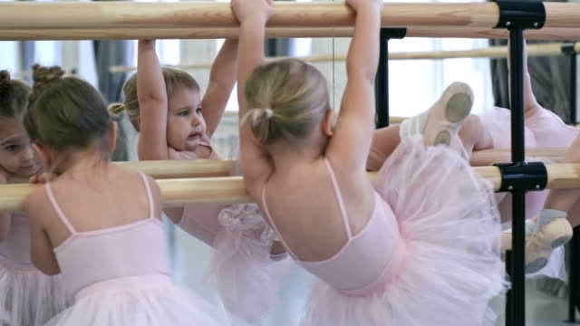 Vier-Mädchen-stehen-an-der-Ballettstange
