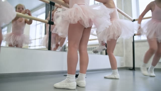 Kleinen-Ballerinas-warten-Tanzstunde