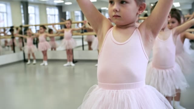 Mädchen-lernen-Ballett-Arm-Positionen