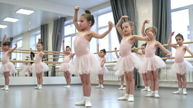 Mädchen-Training-in-Ballett-Klasse