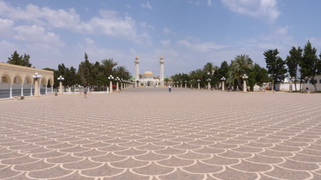 Touristen-Menschen-zu-Fuß-auf-quadratischer-Habib-Bourguiba-in-Monastir-Stadt-Tunesien