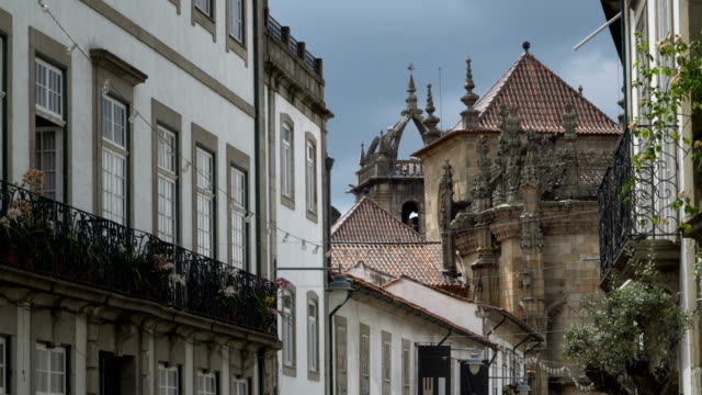 Alte-Architektur-und-die-Burg-von-Braga,-Portugal