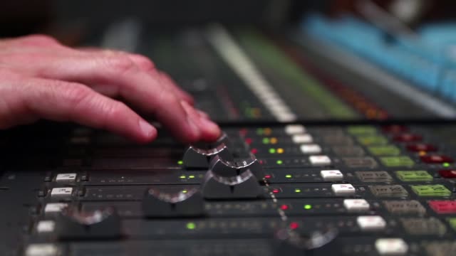 Hands-mixing-audio