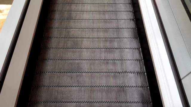 camino-de-la-escalera-mecánica-en-el-aeropuerto