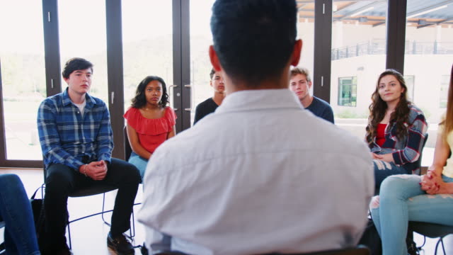 Hombre-Tutor-líder-grupo-de-discusión-entre-alumnos-de-secundaria