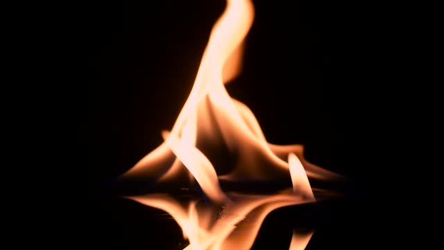 Feuer-und-Flammen-brennen,-in-Zeitlupe-mit-schwarzem-Hintergrund