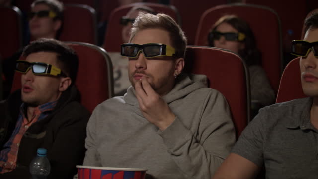 Gente-en-gafas-3d-en-cine.-Hombre-en-gafas-3d-comer-palomitas-de-maíz