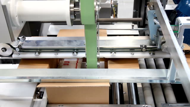 automatic-packing-machine-in-cardboard-boxes.