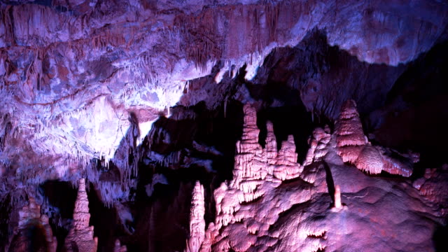 weiten-Blick-auf-Kalkstein-Formationen-in-der-Paradies-Zimmer-von-Lewis-und-Clark-Höhle