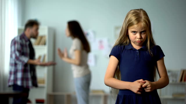 Verängstigte-Mädchen-nervös-verdrehen-Finger,-Angst-von-Eltern-Streit,-Gewalt
