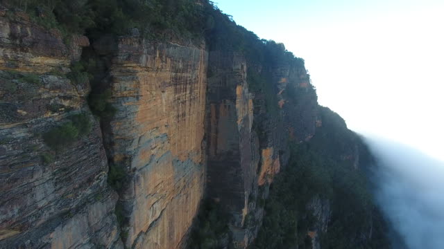 Imágenes-de-Drone-volando-sobre-las-montañas-azules,-Australia