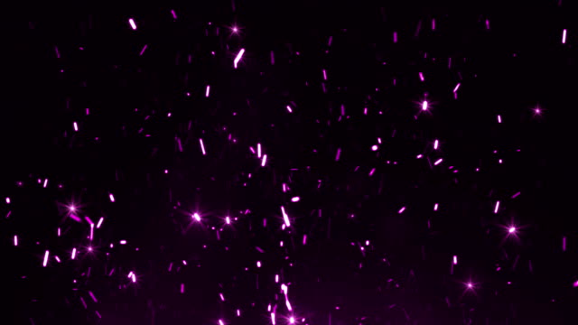 Hermosa-magia-chispas-de-fuego-grande-en-el-cielo-de-la-noche.-Resumen-púrpura-aislado-Color-partículas-brillantes-sobre-fondo-negro-volando-hacia-arriba.-Bucle-de-animación-en-3d.-Mover-hacia-arriba.