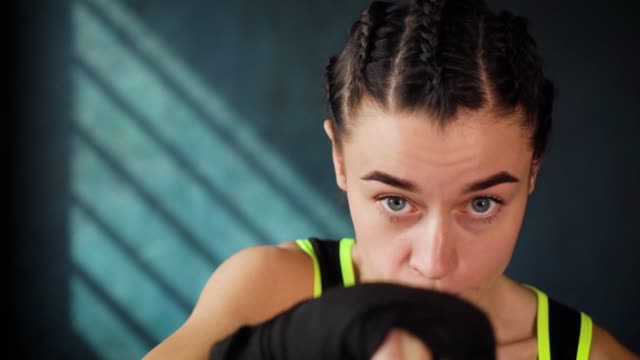 Closeup-Retrato-mujer-hermosa-joven-boxeo-entrenamiento-en-gimnasio-de-perforación