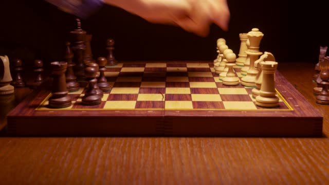 Schachspieler,-einen-Umzug-in-das-Spiel-auf-Holztisch