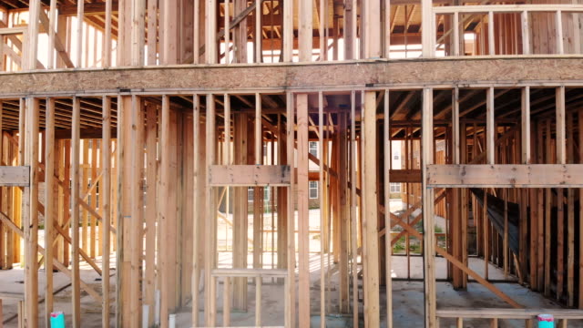 Nueva-construcción-de-viga-construcción-una-nueva-casa-de-la-tierra-para-arriba-con-marco