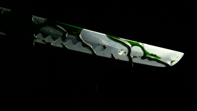 Espada-gotea-sangre-de-monstruo-verde