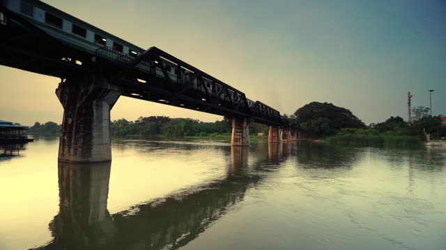 Zug-fahren-auf-die-Brücke-am-Kwai-in-Thailand