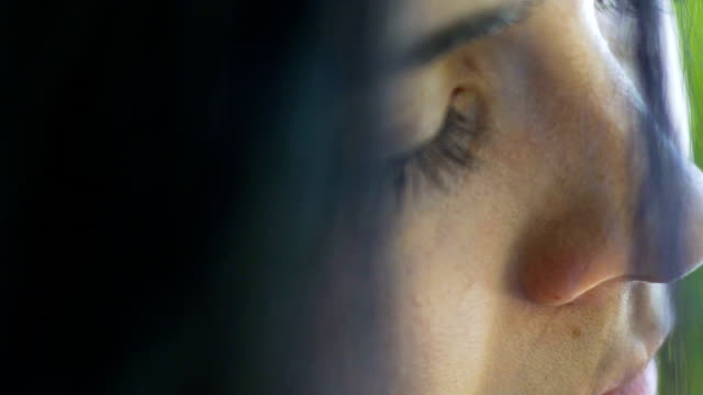 Sanfte,-weiche-Frau-Gesicht-Closeup,-Frau-mit-geschlossenen-Augen-Meditation-Seelenfrieden