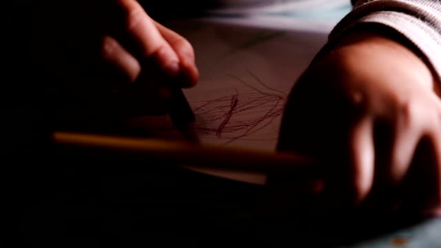 Kleines-Kind-lernt,-zeichnen-mit-Bleistift-auf-Papier,-Slow-motion