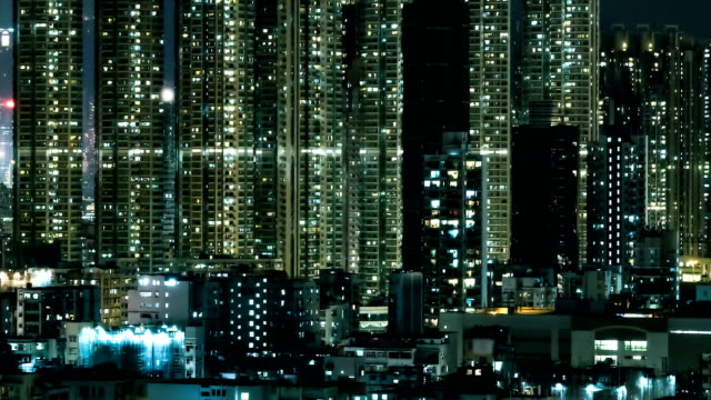 Time-lapse-de-bloques-de-apartamentos-altos-de-luces-en-la-noche.-Exterior-de-edificios