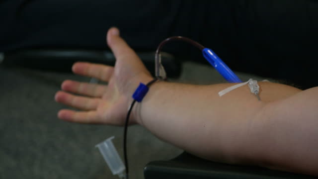 Una-persona-donar-sangre-en-el-Departamento-de-transfusión...