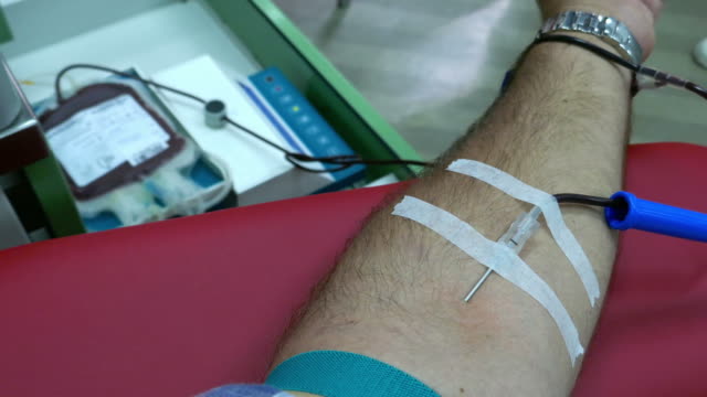 En-el-Departamento-de-la-transfusión,-una-persona-donar-sangre