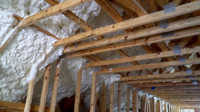 Errichtung-der-Decke-Schaum-Isolierung-im-Dachgeschoss