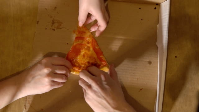 Firma-von-drei-Personen-erreicht,-für-das-letzte-Stück-Pizza