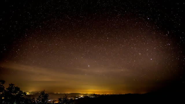 Timelapse-of-moving-star-trails-in-night-sky.