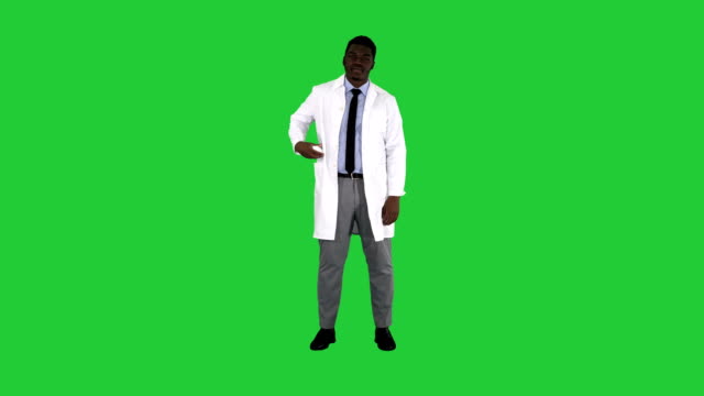 Sonriente-médico-o-médico-que-presenta-en-aerosol-nasal-en-una-pantalla-verde-Chroma-Key
