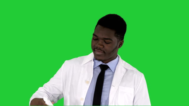 Afro-amerikanische-Arzt-präsentiert-Nasenspray-auf-einem-Green-Screen,-Chroma-Key