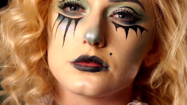 Nahaufnahme-Gesicht-eines-Mädchens-mit-hellem-Make-up-für-Halloween.