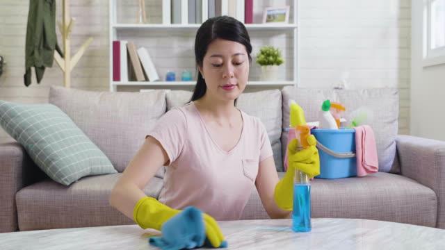 Japanische-Hausfrau-mit-Lappen-Poliertisch