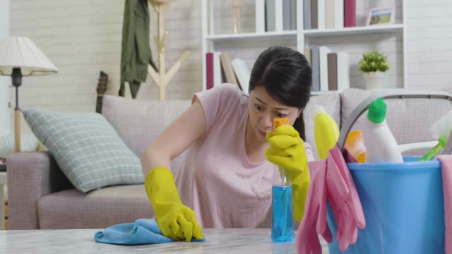 Asiatische-Frau,-die-tagsüber-hart-Hausarbeit-leistet
