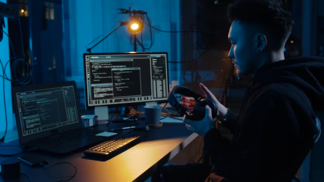 Hacker-in-Kopfhörer-mit-Laptop-Computer-in-der-Nacht