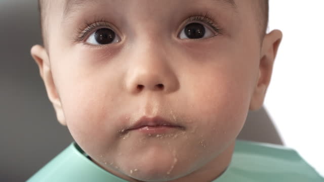 Neugieriges-asiatisches-Baby,-das-sich-zur-Essenszeit-umschaut