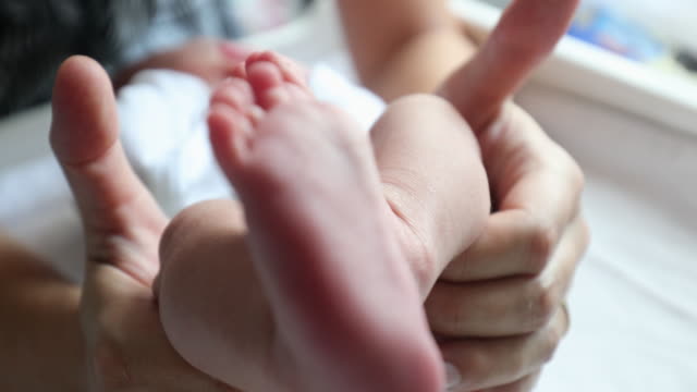 Baby-newborn-feet-together,-infant-foot