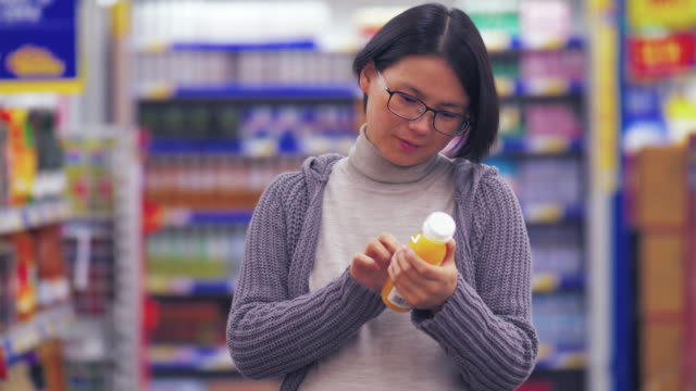 Schwangere-asiatische-Frau-einkaufen-auf-dem-Markt