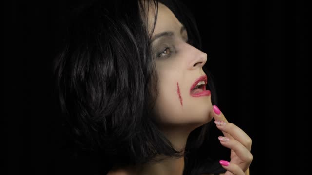 Maquillaje-de-Halloween-vampiro.-Retrato-de-mujer-con-sangre-en-la-cara.