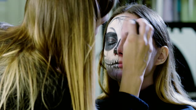 Make-up-Künstler-macht-blonde-Frau-als-tote-Braut-für-Halloween-Party.-4K