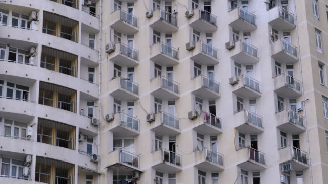 Apartments-in-einem-mehrstöckigen-Gebäude-oder-Wolkenkratzer.-Panoramablick-auf-das-Äußere