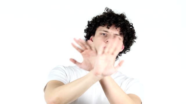 Ablehnung,-weißer-Abneigung-junger-Mann-mit-lockigen-Haaren,-Hintergrund