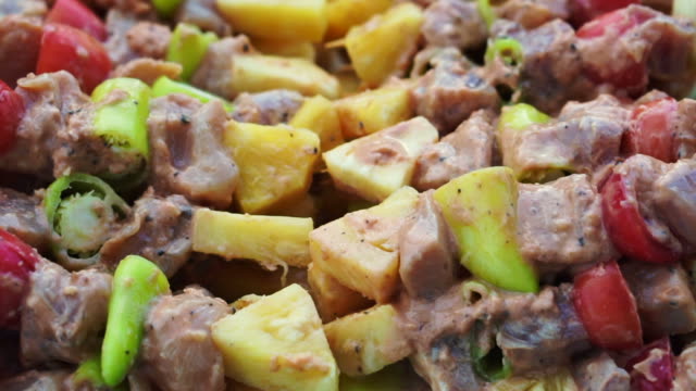 Schweinefleisch-mit-Vegetavble-am-Spieß-Grillen-vorbereiten