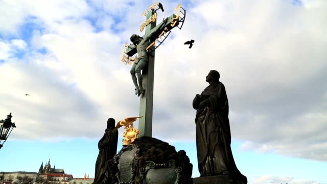 Statue-auf-der-Karlsbrücke-in-Prag