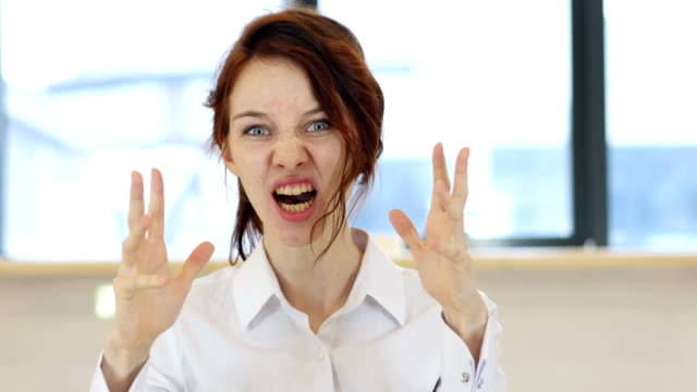 Mujer-gritando-en-la-oficina