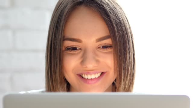 Choque,-sorpresa-feliz-mujer-trabajando-en-ordenador-portátil