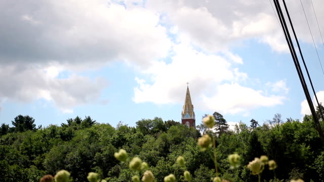 Am-Nachmittag-Timelapse-der-Kirche-mit-dem-Glockenturm-in-vorstädtischen-Amerika